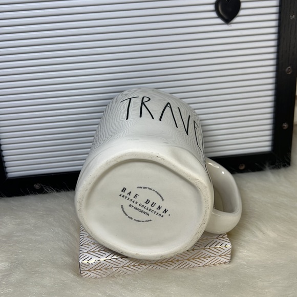 RAE DUNN TRAVEL MUG. - Picture 4 of 4